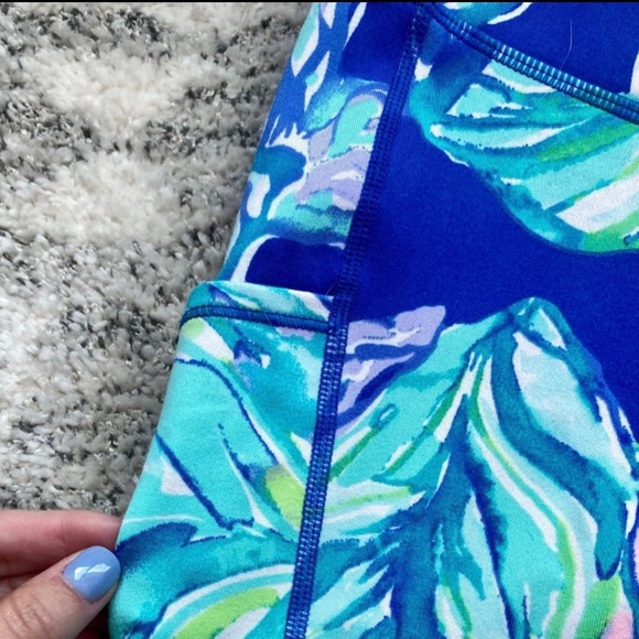 Lilly Pulitzer Weekender Crops - Picture 2 of 5